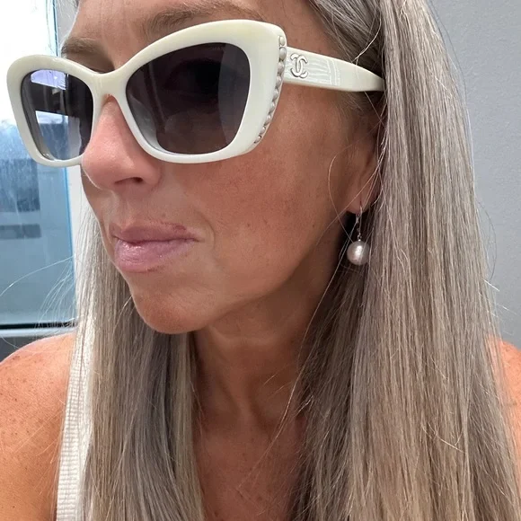 CHANEL white Cat Eye/Pearl Sunglasses - Picture 4 of 7